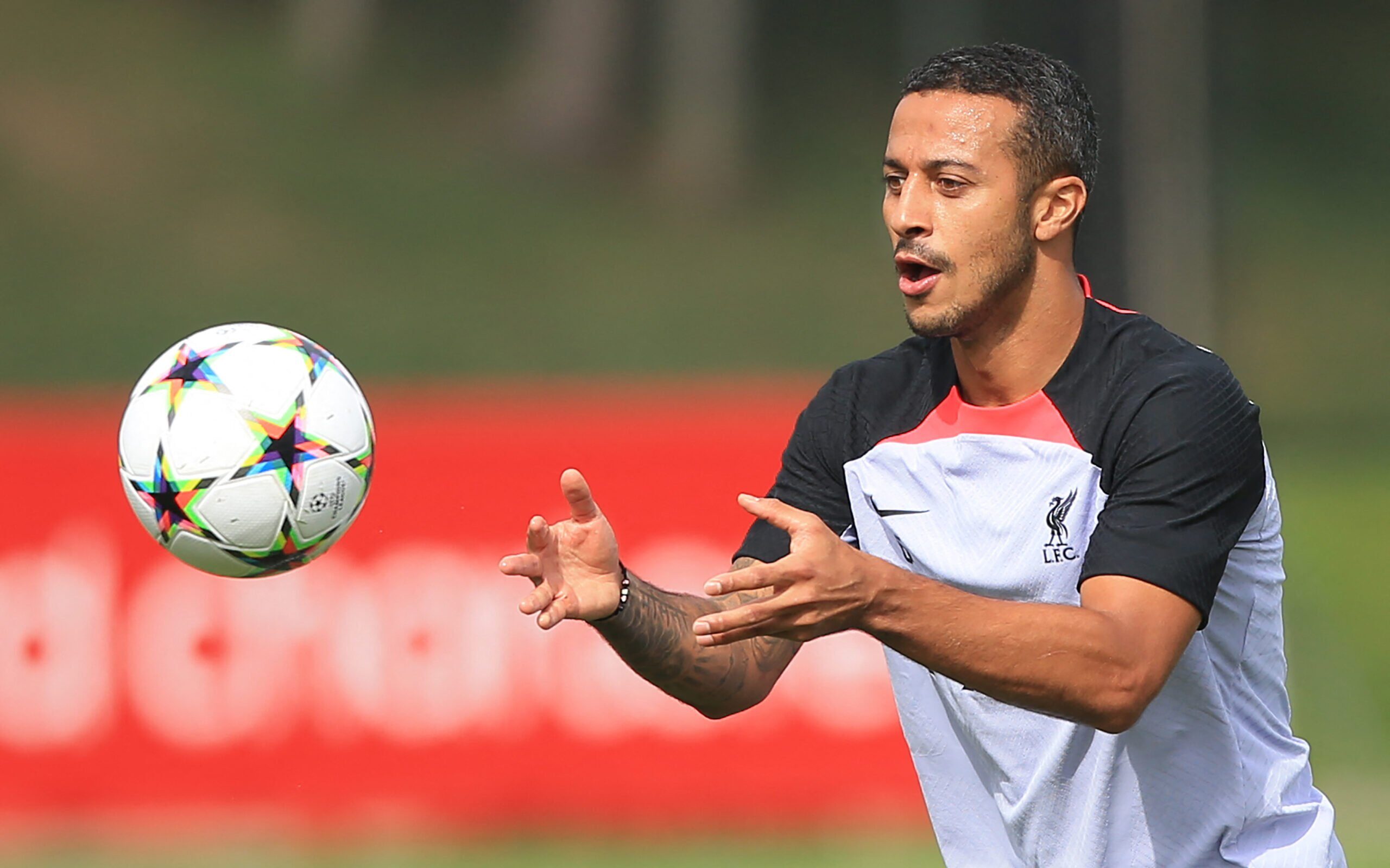 Thiago Alcântara fará parte da comissão técnica do Barcelona