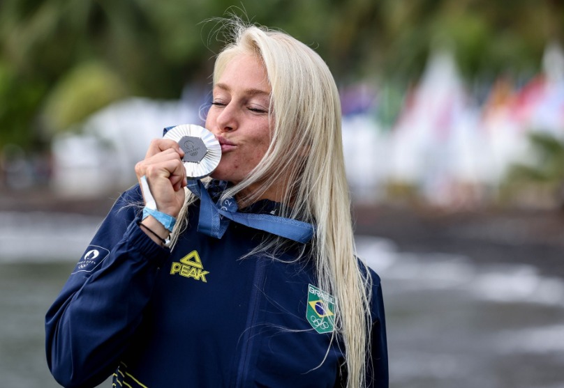 Tati beija a medalha de prata conquistada nas Olimpíadas de Paris