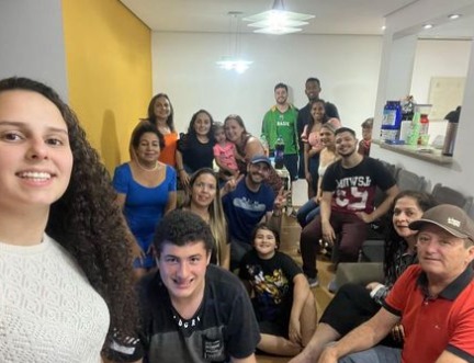 Esther (ao fundo, de preto), ama se divertir com amigos e familiares