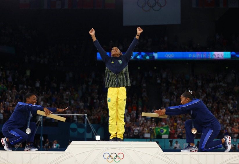 As norte-americanas Simone Biles e Jordan Chiles reverenciam Rebeca Andrade