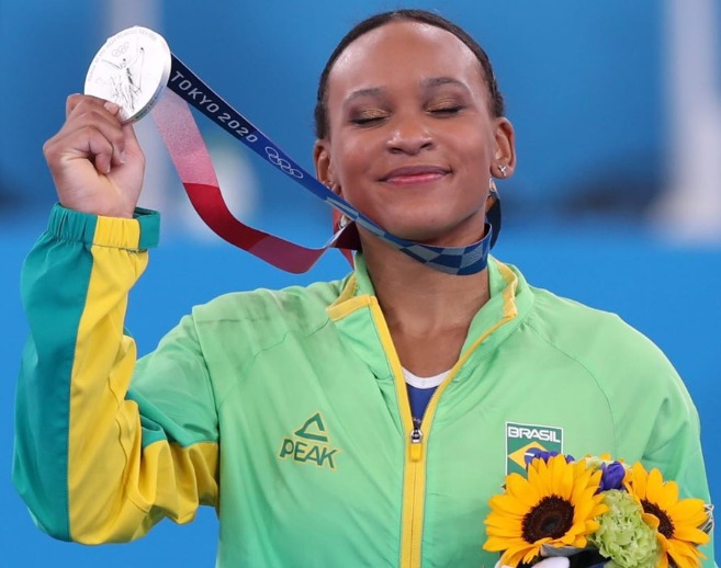 A ginasta brasileira Rebeca exibe com orgulho a medalha de prata em Tóquio 2020