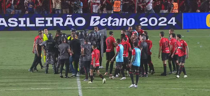 Jogadores e comissão técnica do Atlético-GO confrontam árbitro após jogo contra o Bahia