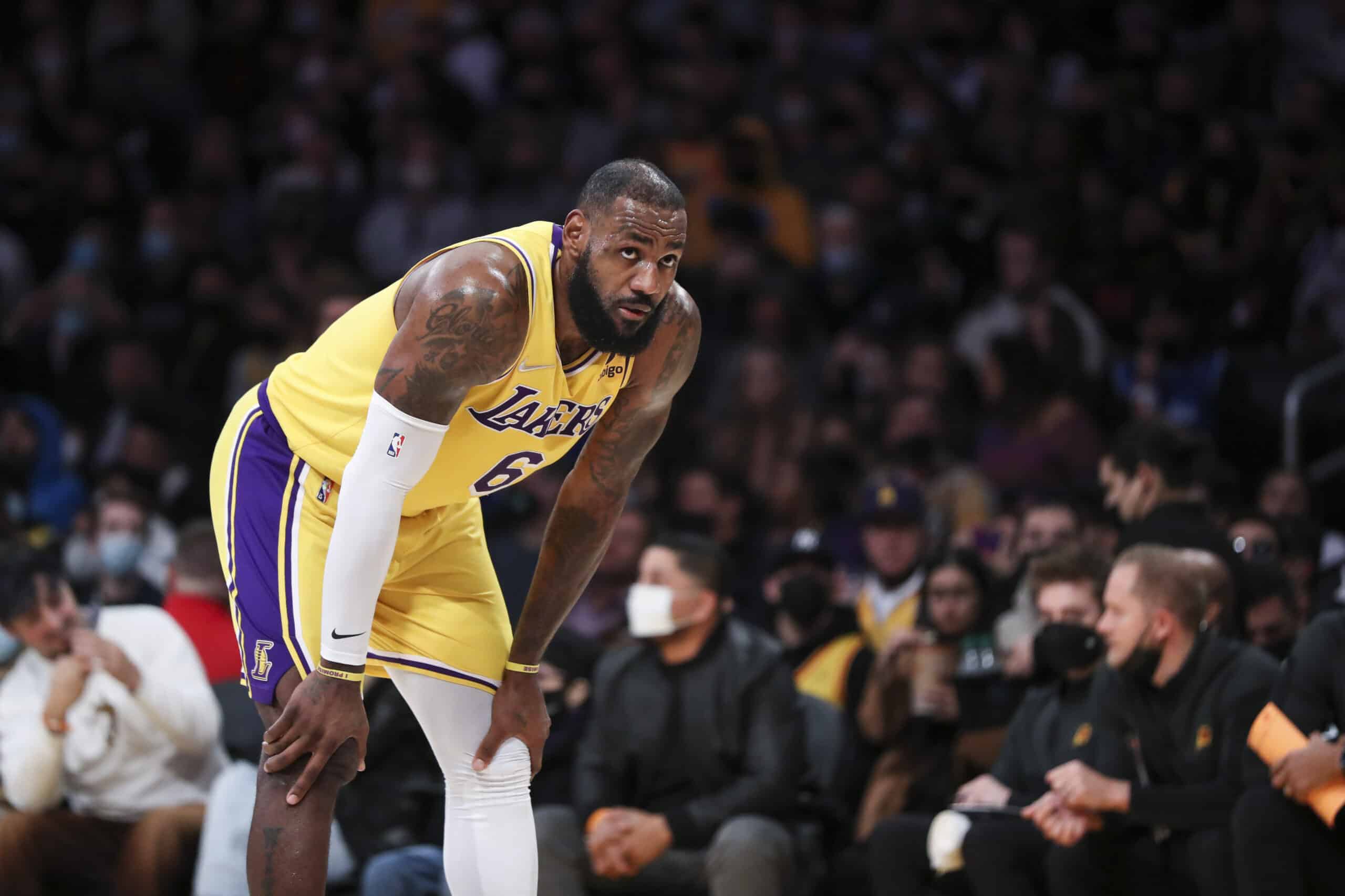 LeBron James renova com o Los Angeles Lakers