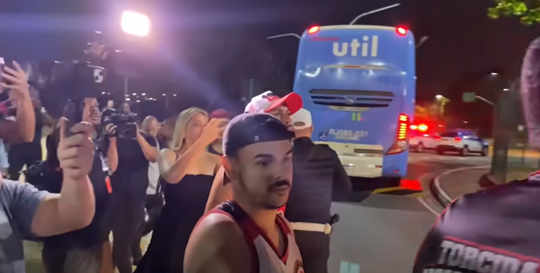 Flamengo é recebido no aeroporto com protesto da torcida