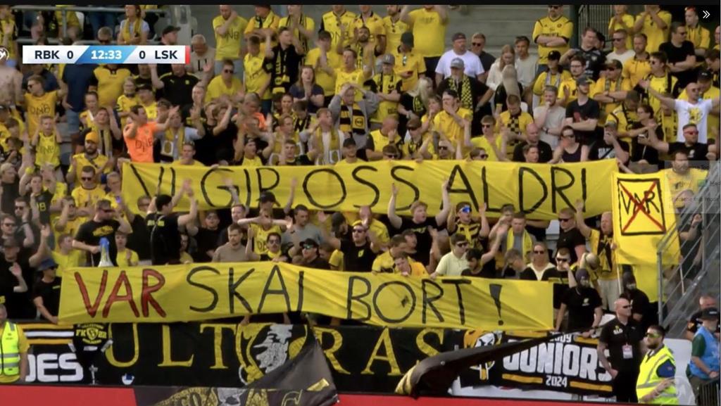 Torcedores noruegueses atiram bolinhos de peixe no gramado em protesto contra o VAR