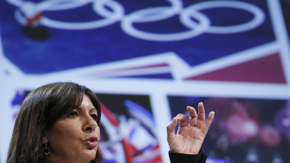 Prefeita de Paris, Anne Hidalgo, adia a data de seu prometido banho no rio Sena