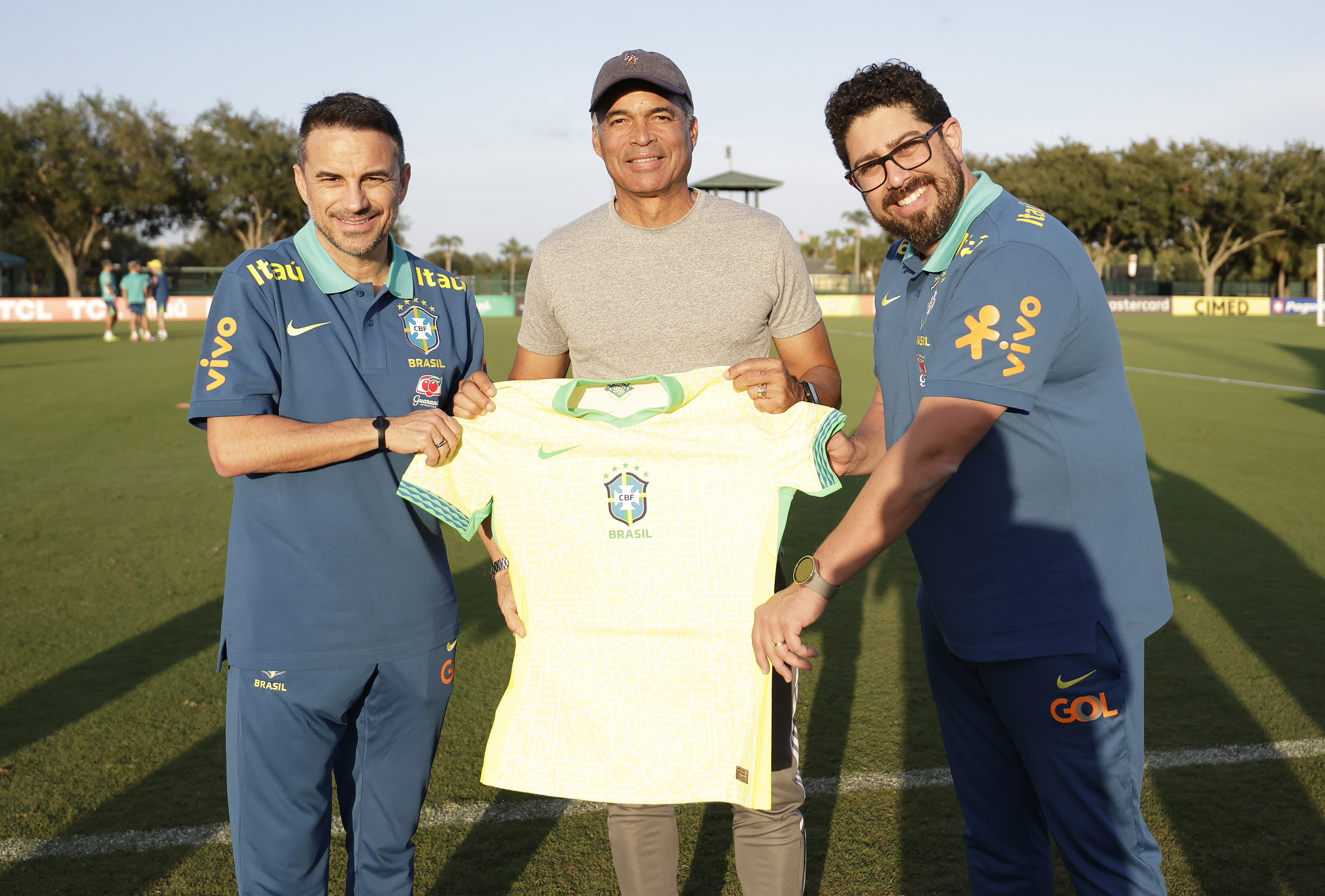 Gonçalves, campeão da Copa América de 1997, visita o treino do Brasil