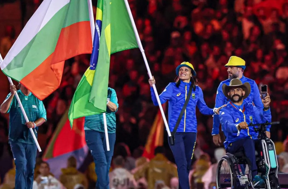 Carol Santiago e Fernando Rufino na cerimônia de encerramento dos Jogos Paralímpicos de Paris 2024