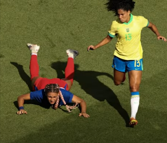 Seleção Brasileira feminina perde para os EUA e conquista a medalha de prata em Paris.