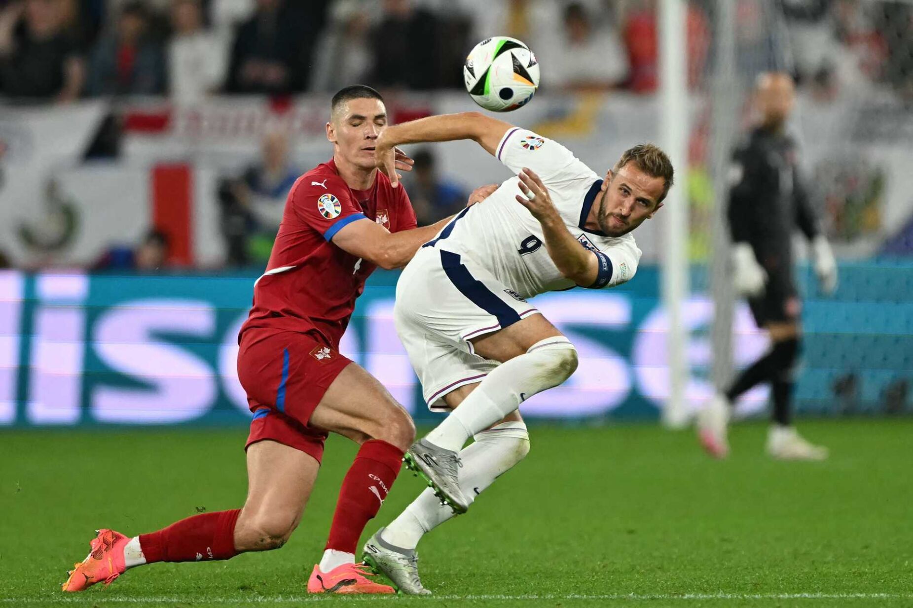 Torcedor da Inglaterra adormece durante o jogo contra a Sérvia e fica no estádio até de manhã