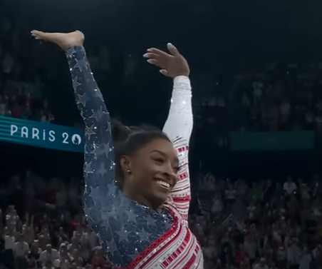 Simone Biles entra para a história como a terceira bicampeã olímpica do individual geral na ginástica