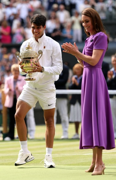 Alcaraz recebe o troféu da princesa