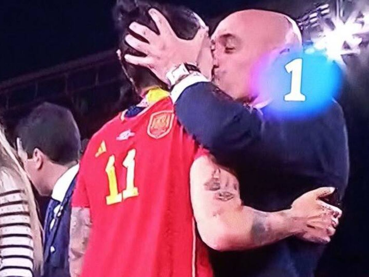 El beso de Rubiales a Jenni Hermoso: el mundo estalla, las futbolistas ¿restan importancia?