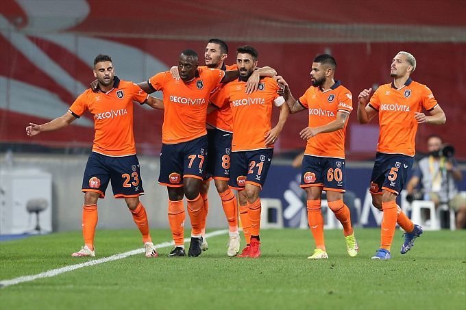 Istanbul Basaksehir vs. Hearts. Pronóstico, Apuestas y Cuotas│03 de Noviembre de 2022