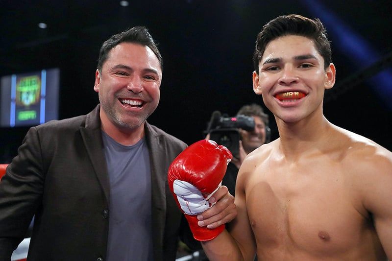 De La Hoya believes Garcia will beat Davis