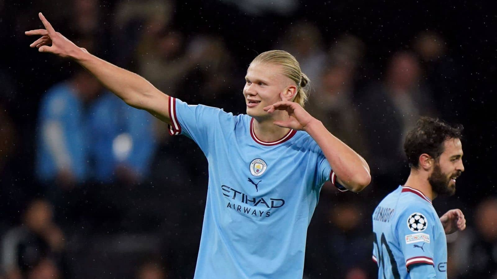 Former World Boxing Champion Flanagan Runs On The Pitch And Kisses Haaland After His Goal